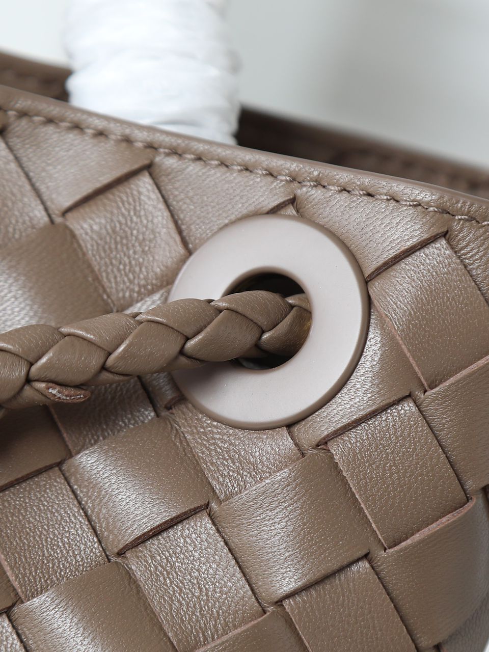 Bolsa Estruturada Couro Intrecciato Pequena