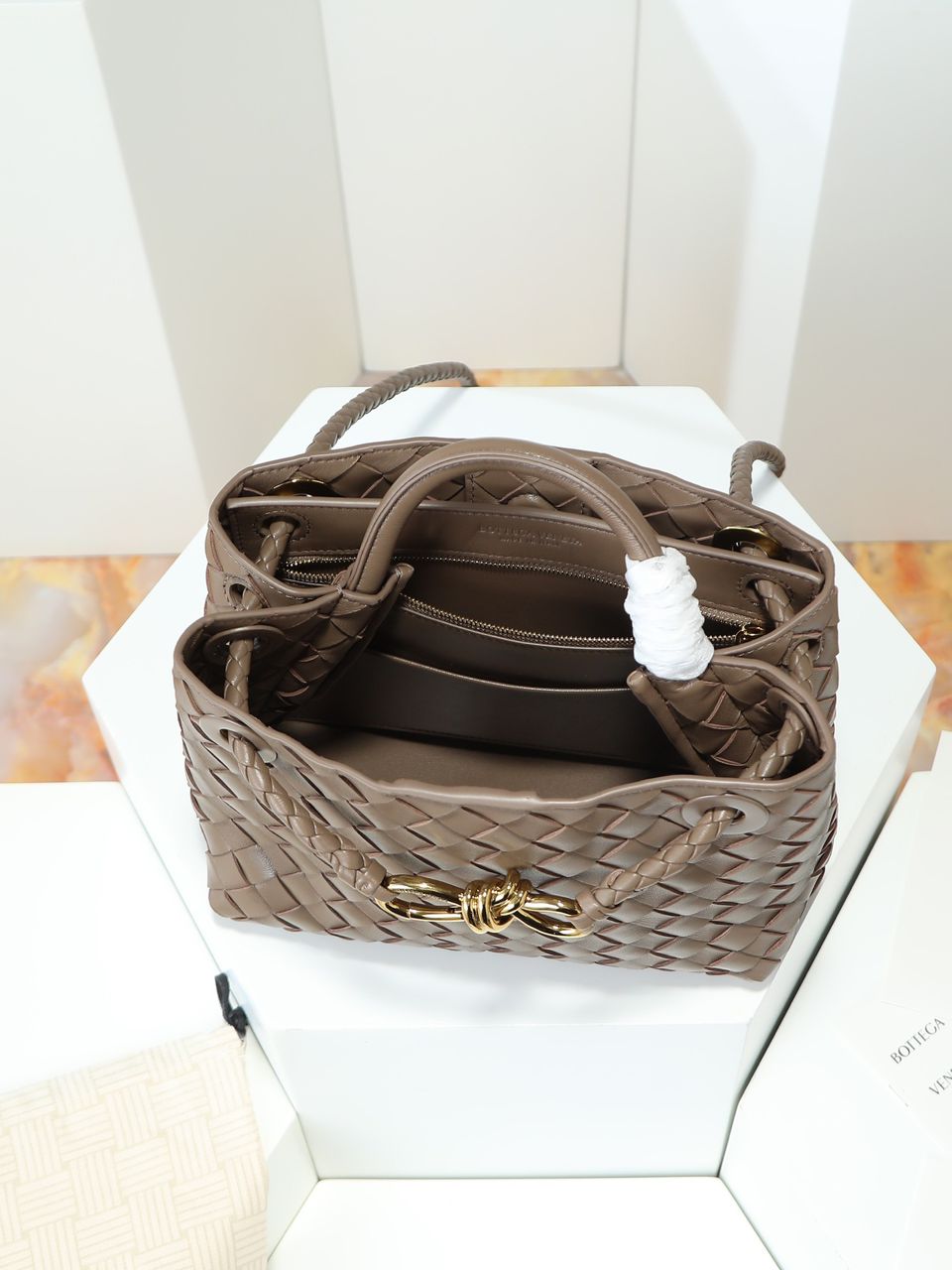 Bolsa Estruturada Couro Intrecciato Pequena
