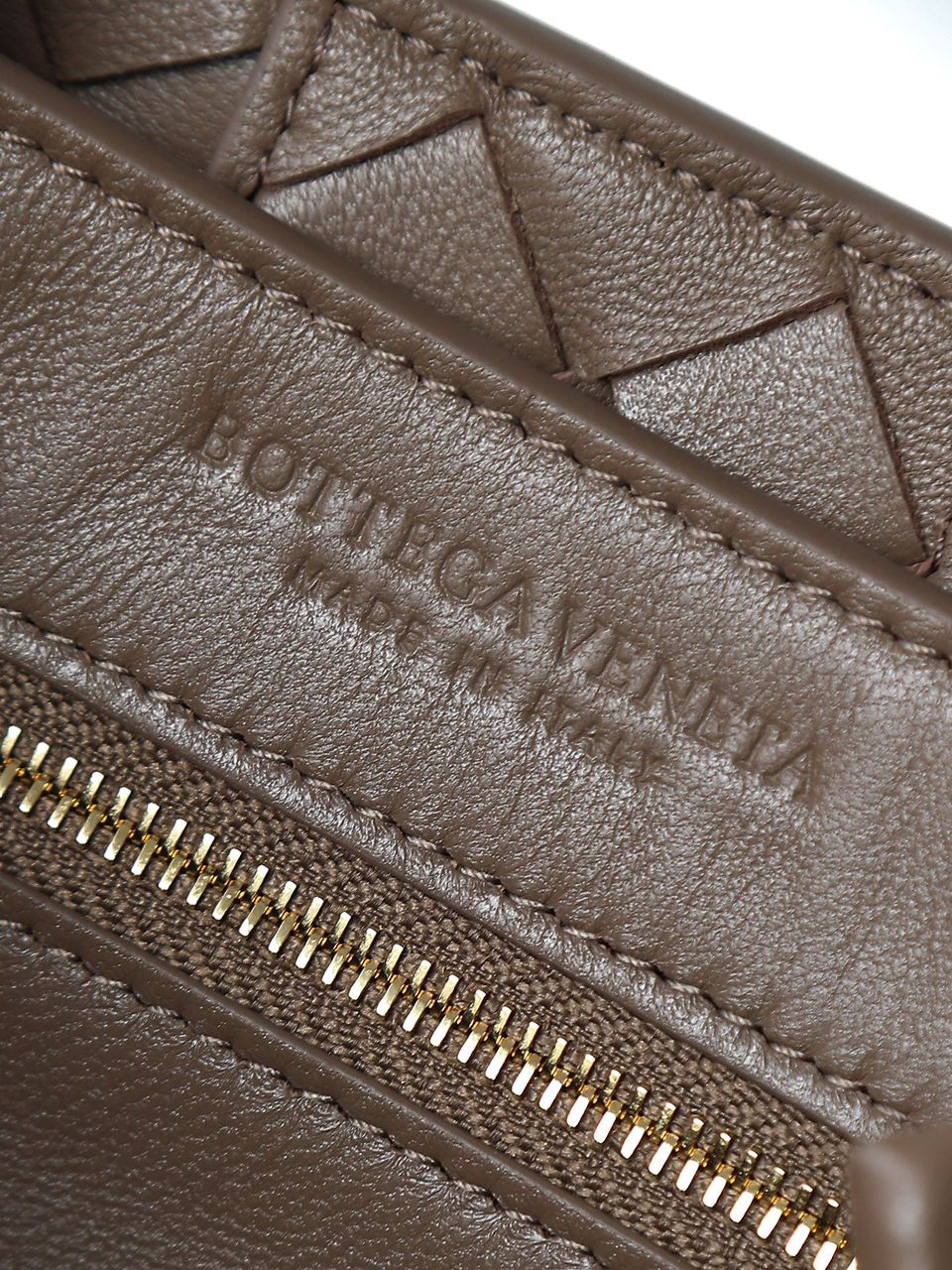 Bolsa Estruturada Couro Intrecciato Pequena