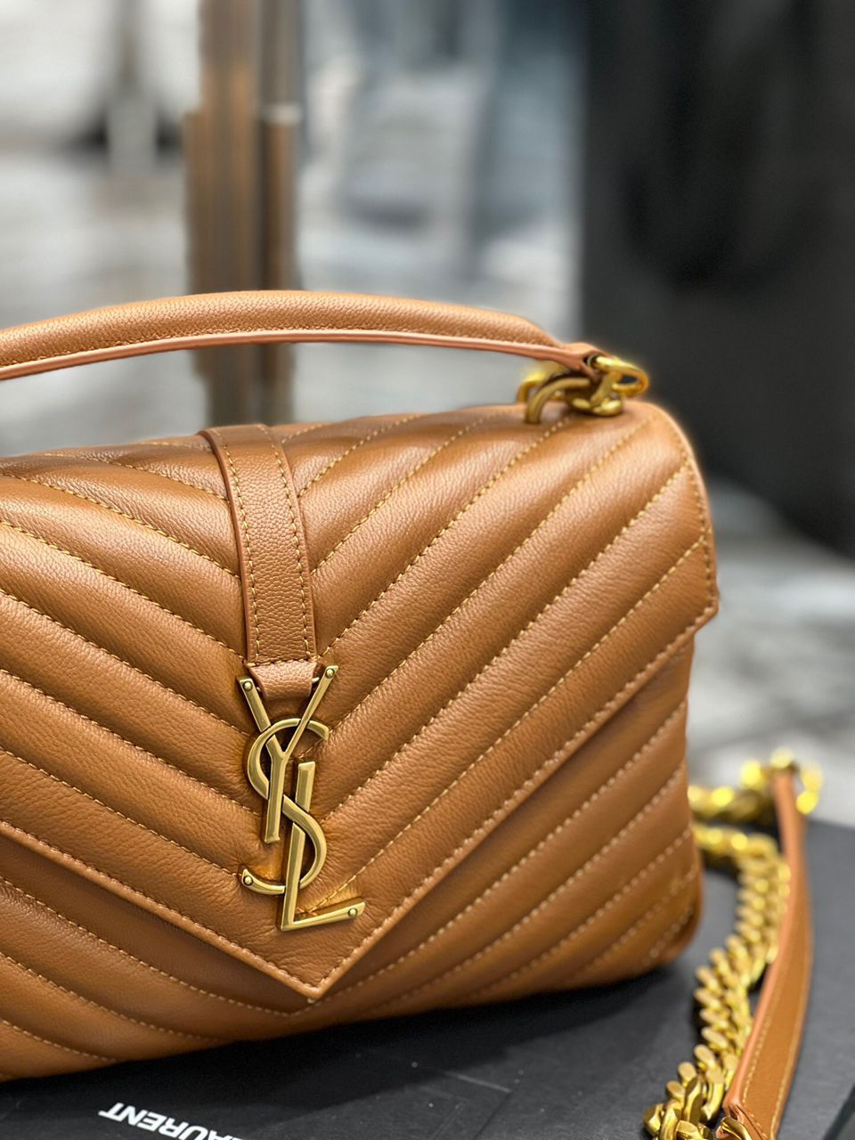 Bolsa Satchel Couro Médio Detalhe Placa Frontal