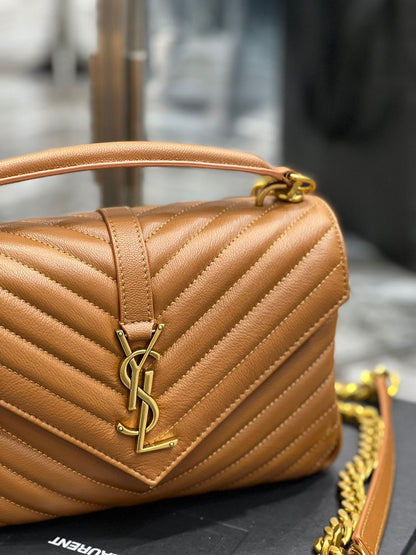Bolsa Satchel Couro Médio Detalhe Placa Frontal