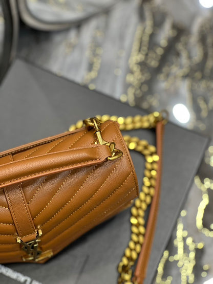 Bolsa Satchel Couro Médio Detalhe Placa Frontal
