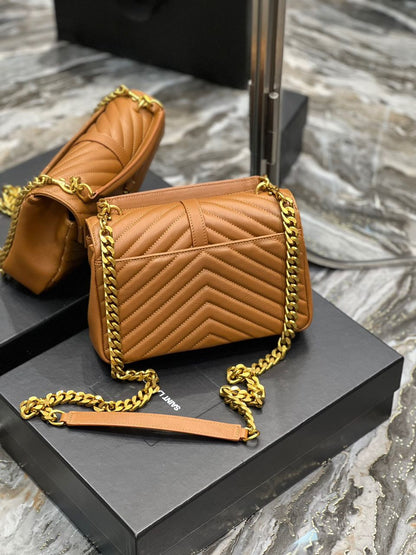 Bolsa Satchel Couro Médio Detalhe Placa Frontal