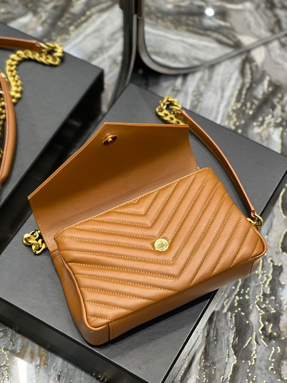 Bolsa Satchel Couro Médio Detalhe Placa Frontal