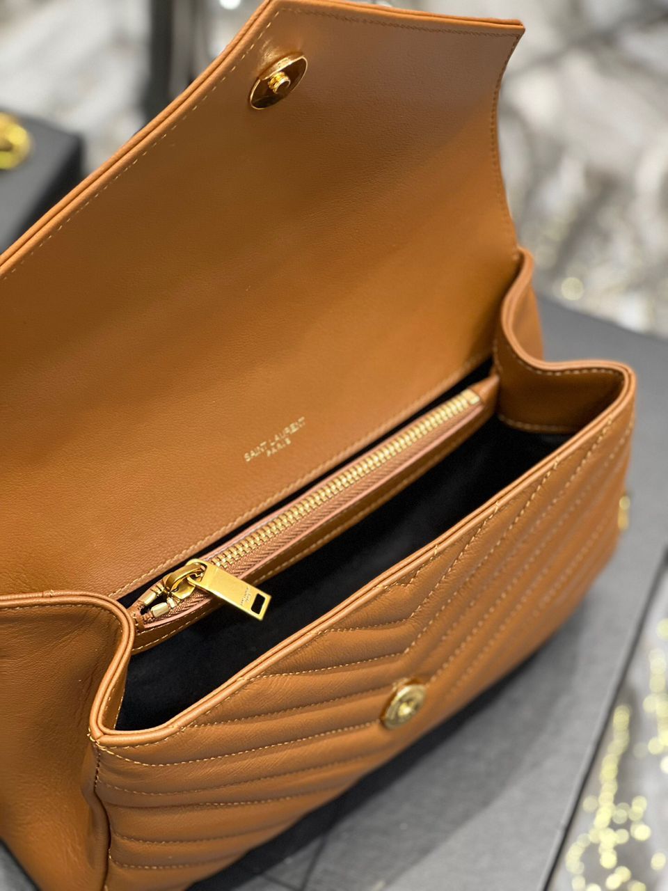 Bolsa Satchel Couro Médio Detalhe Placa Frontal
