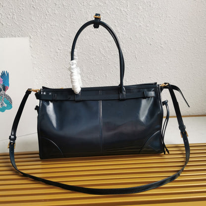 Bolsa Satchel Couro Preto Placa Triangular