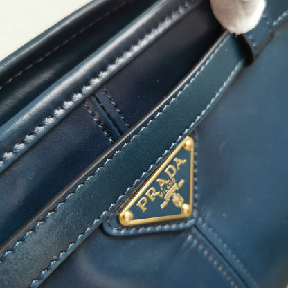 Bolsa Satchel Couro Preto Placa Triangular