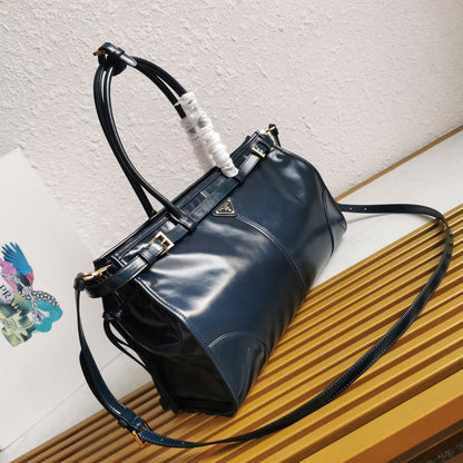 Bolsa Satchel Couro Preto Placa Triangular