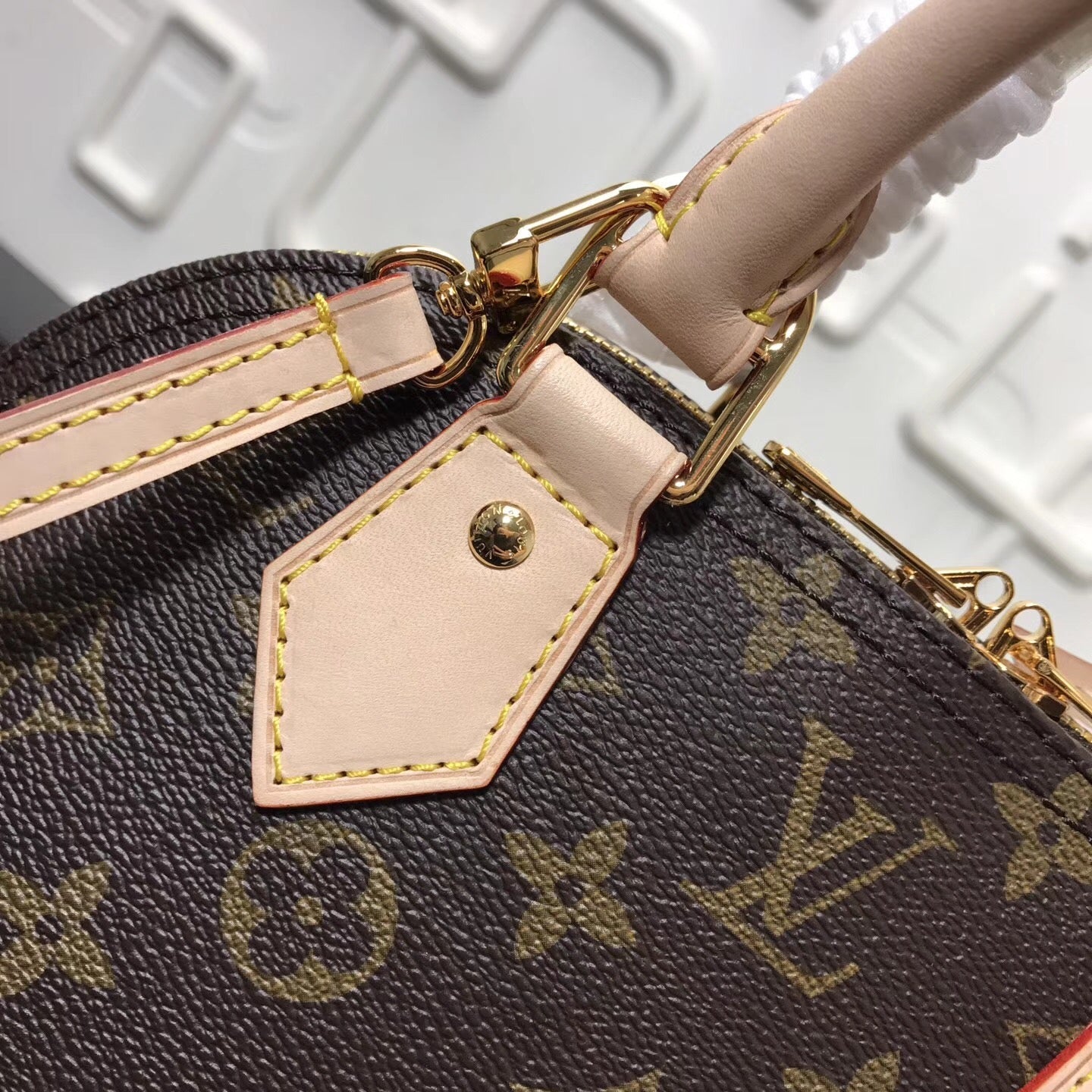 Bolsa Satchel Couro Padrão Monograma Geométrico Marrom Pequena