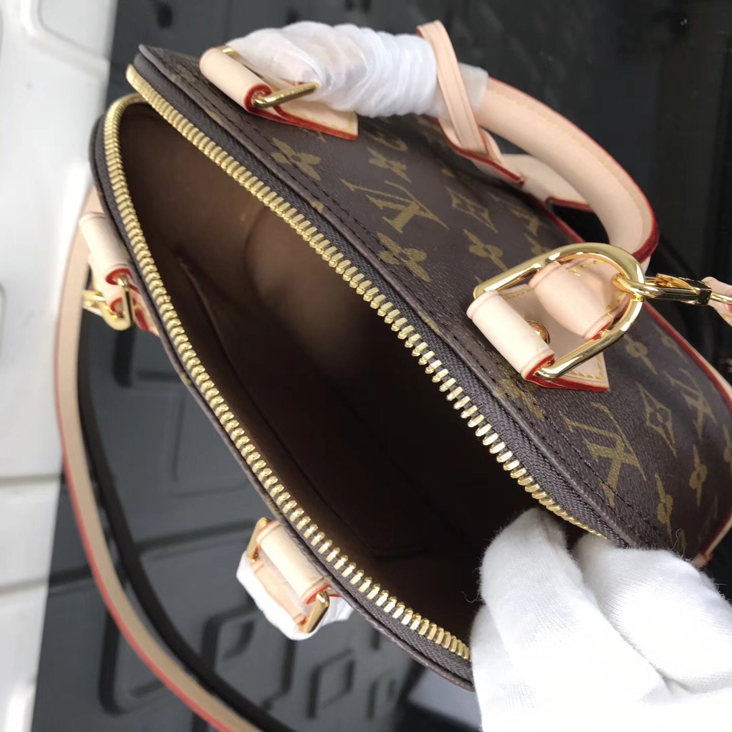 Bolsa Satchel Couro Padrão Monograma Geométrico Marrom Pequena