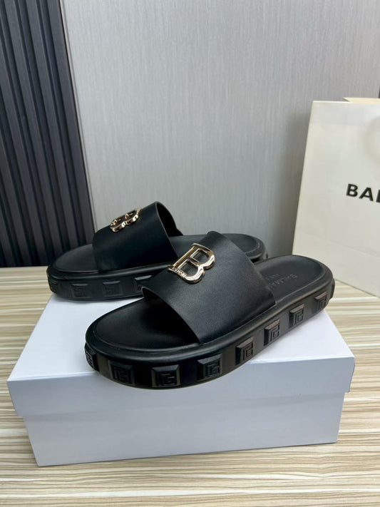 Tênis Slip-On Luxo Preto Detalhe Dourado