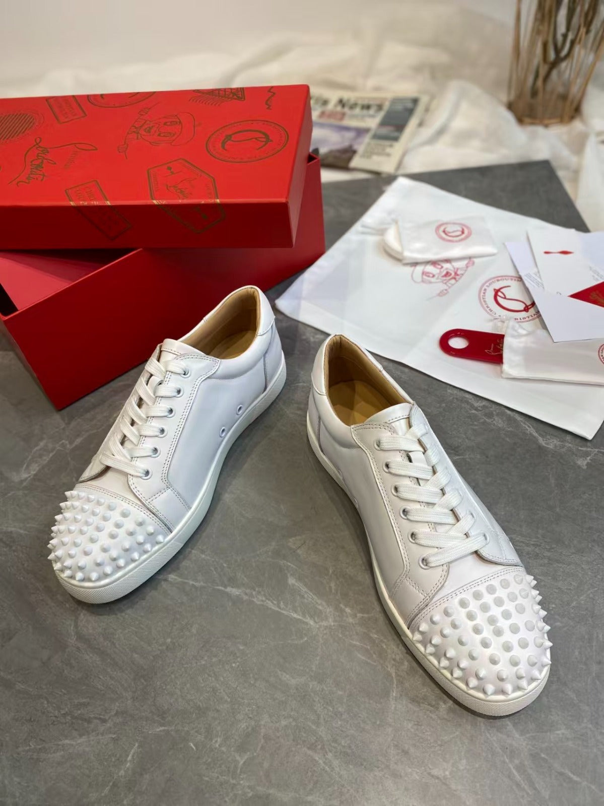Tênis Couro Branco com Detalhes Spike