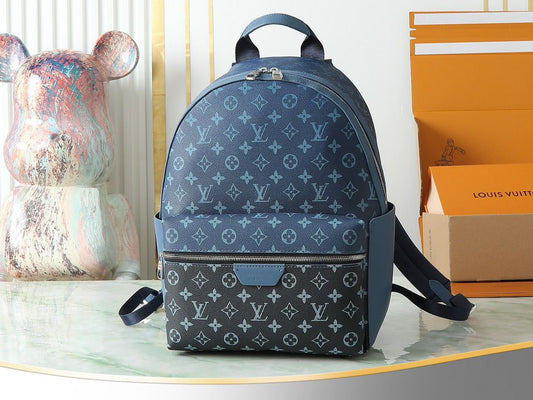Mochila Couro Azul Padrão Monograma Geométrico