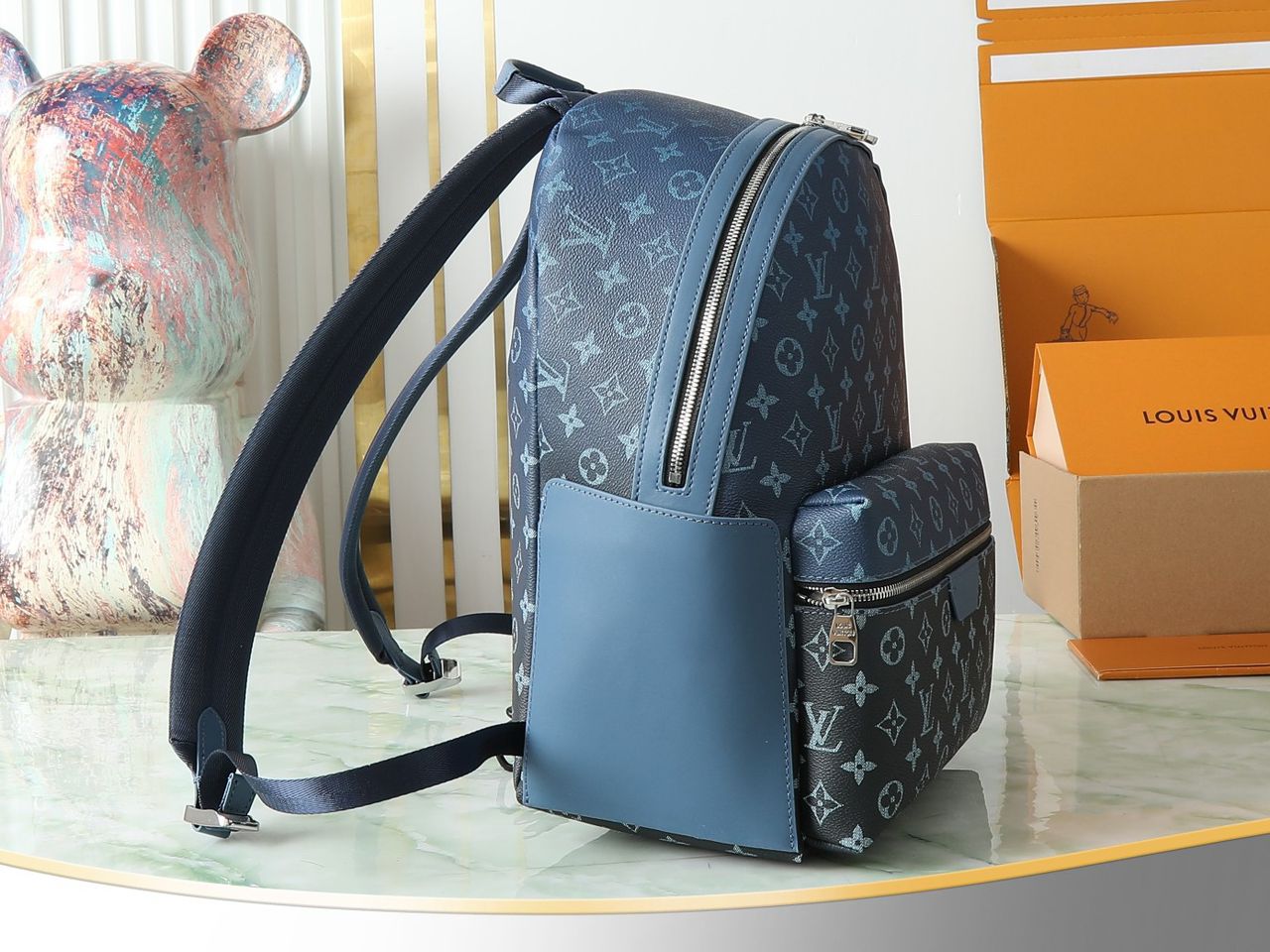 Mochila Couro Azul Padrão Monograma Geométrico