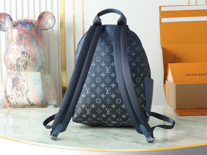 Mochila Couro Azul Padrão Monograma Geométrico