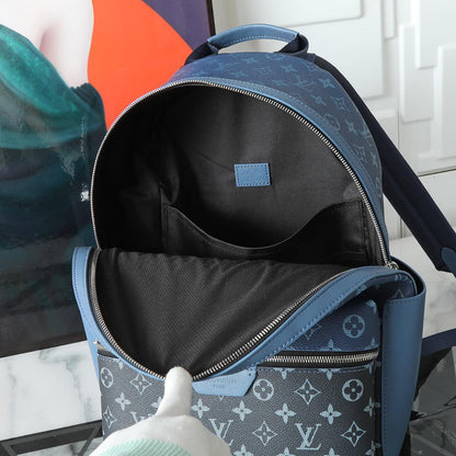 Mochila Couro Azul Padrão Monograma Geométrico