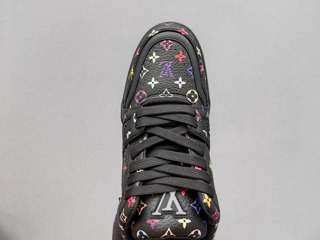 Tênis Couro Preto Detalhe Floral Multicolorido