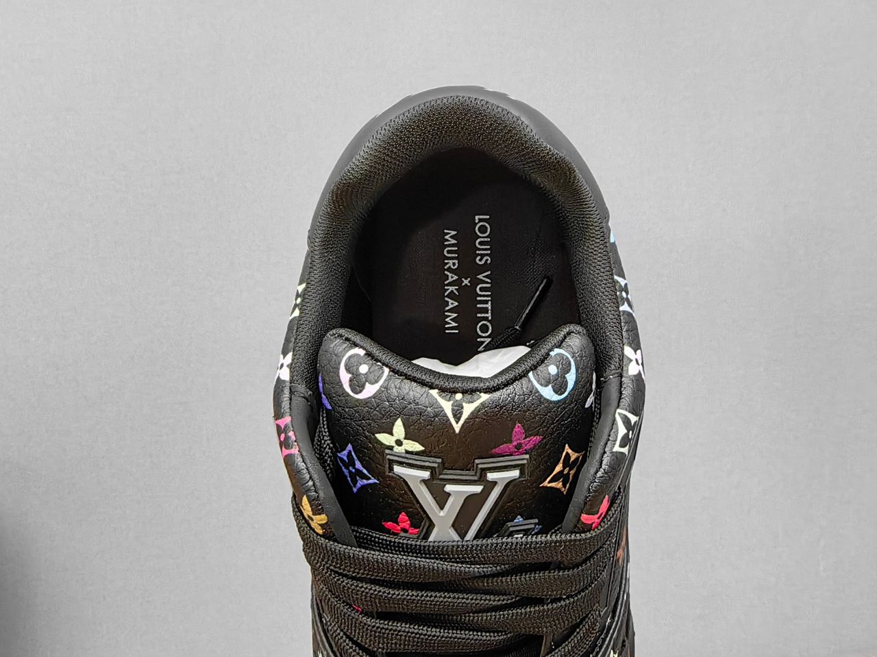 Tênis Couro Preto Detalhe Floral Multicolorido