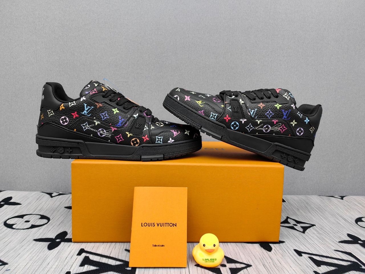 Tênis Couro Preto Detalhe Floral Multicolorido