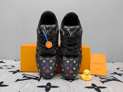 Tênis Couro Preto Detalhe Floral Multicolorido