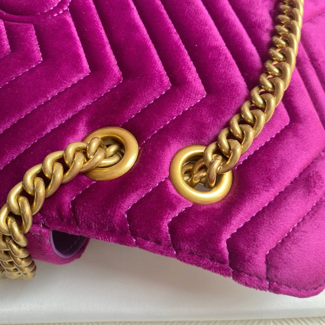 Bolsa Ombro Veludo Rosa Chiclete Letras Entrelaçadas