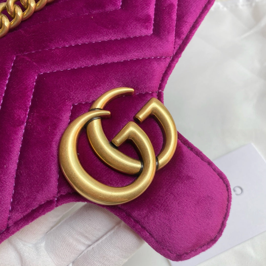 Bolsa Ombro Veludo Rosa Chiclete Letras Entrelaçadas