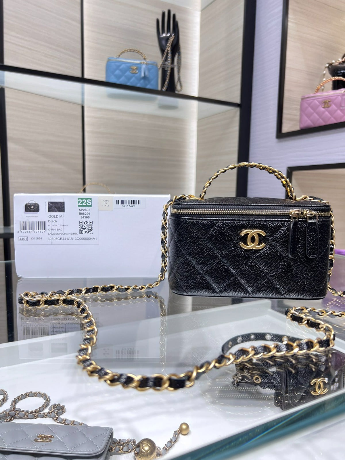 Bolsa Acolchoada Couro Preto Detalhe Dourado