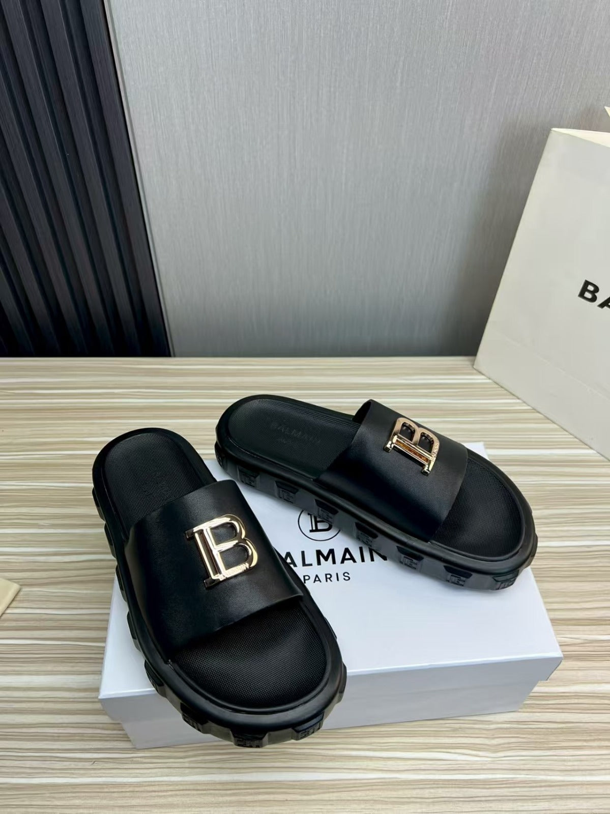 Tênis Slip-On Luxo Preto Detalhe Dourado