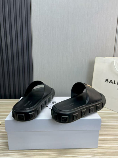 Tênis Slip-On Luxo Preto Detalhe Dourado