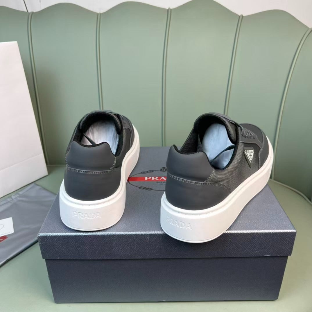 Tênis Couro Cinza Chumbo Design Minimalista