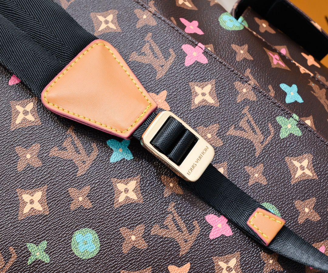 Mochila Couro Padrão Monograma Geométrico Marrom