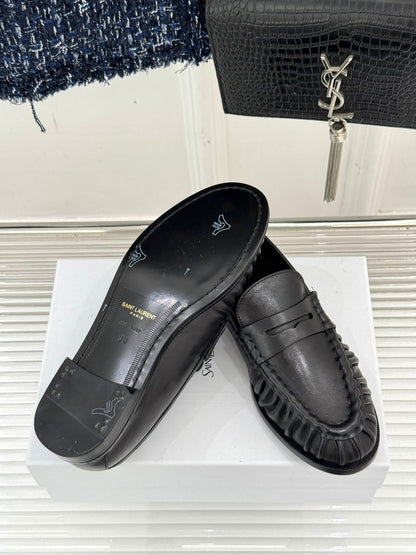 Mocassim Couro Preto Tira Frontal Dourada