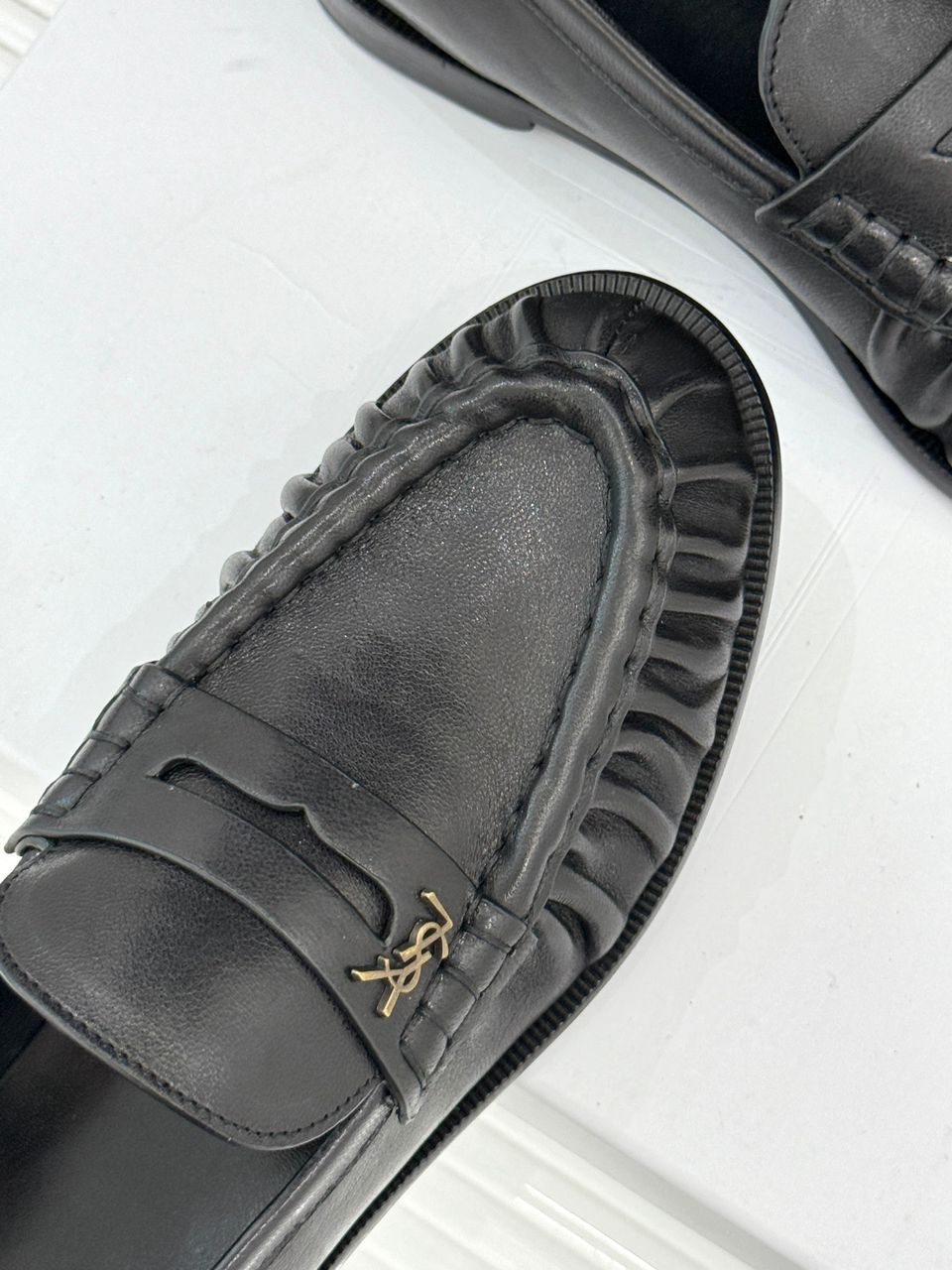 Mocassim Couro Preto Tira Frontal Dourada