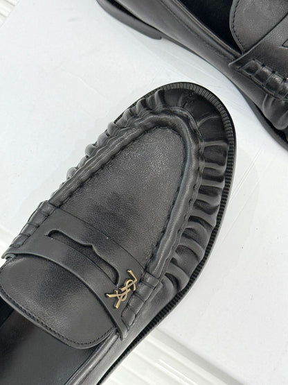 Mocassim Couro Preto Tira Frontal Dourada