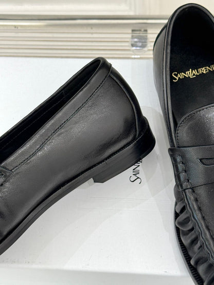 Mocassim Couro Preto Tira Frontal Dourada