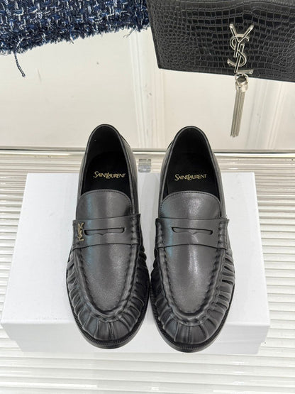 Mocassim Couro Preto Tira Frontal Dourada