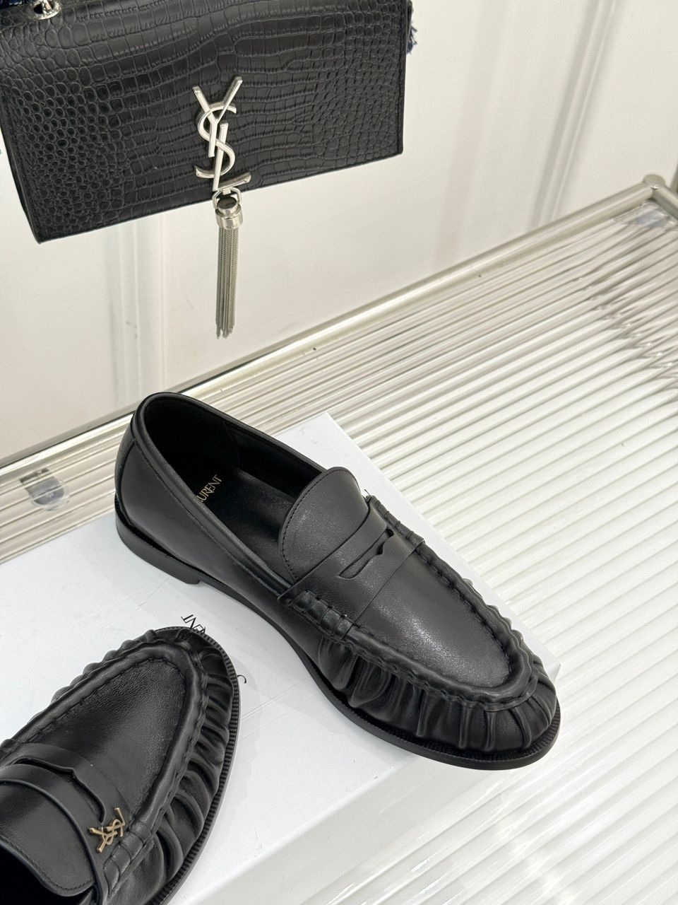Mocassim Couro Preto Tira Frontal Dourada