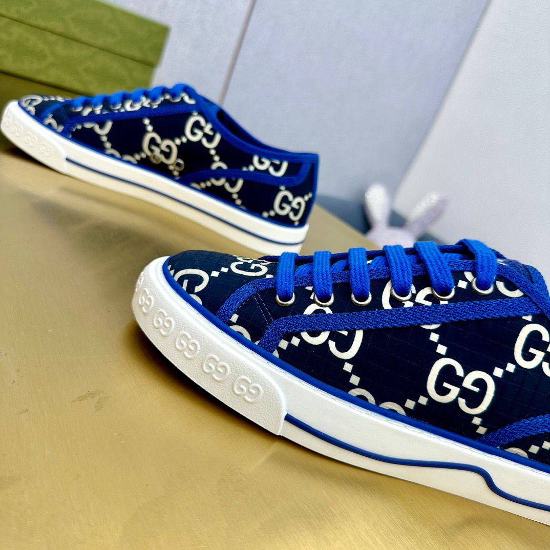 Tênis Couro Azul Letras Entrelaçadas Brancas