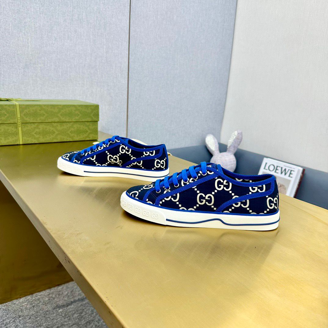 Tênis Couro Azul Letras Entrelaçadas Brancas