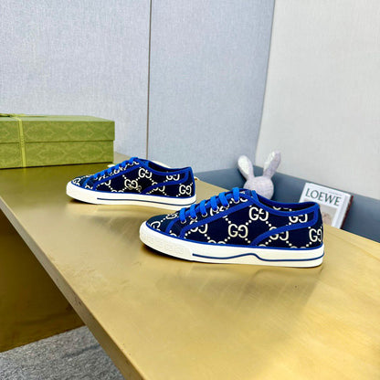 Tênis Couro Azul Letras Entrelaçadas Brancas