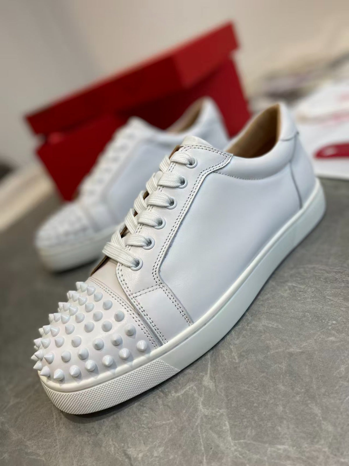 Tênis Couro Branco com Detalhes Spike