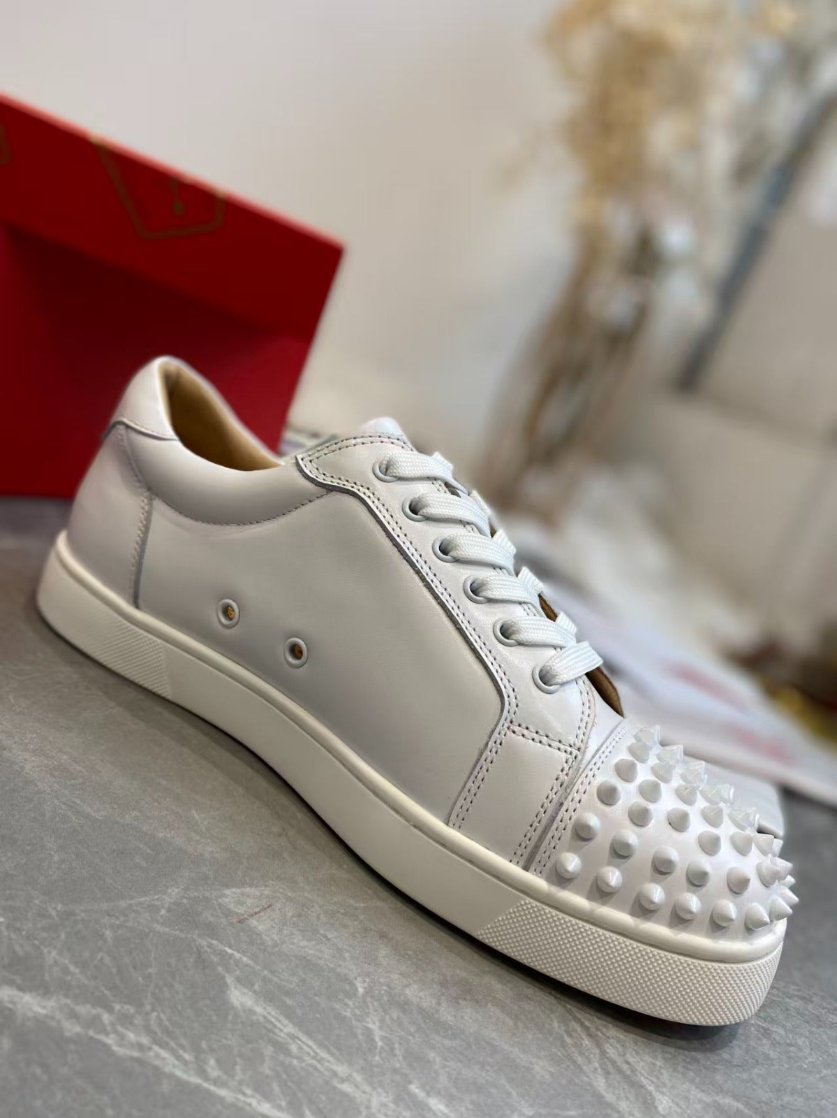 Tênis Couro Branco com Detalhes Spike