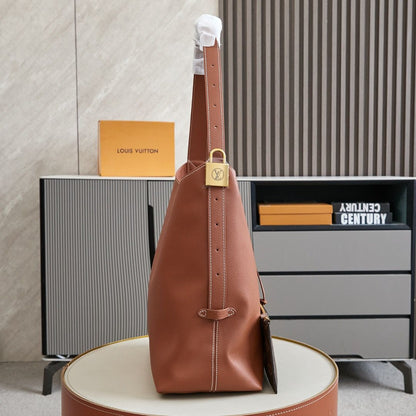 Bolsa Hobo Couro Padrão Monograma Geométrico Marrom Tamanho Médio