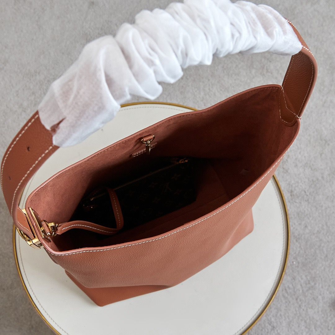 Bolsa Hobo Couro Padrão Monograma Geométrico Marrom Tamanho Médio