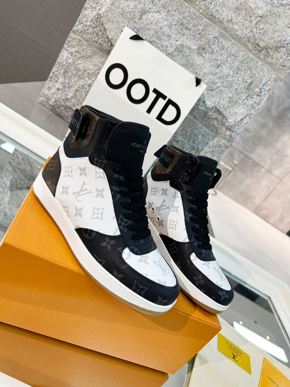 Tênis Bota Couro Preto Cano Médio