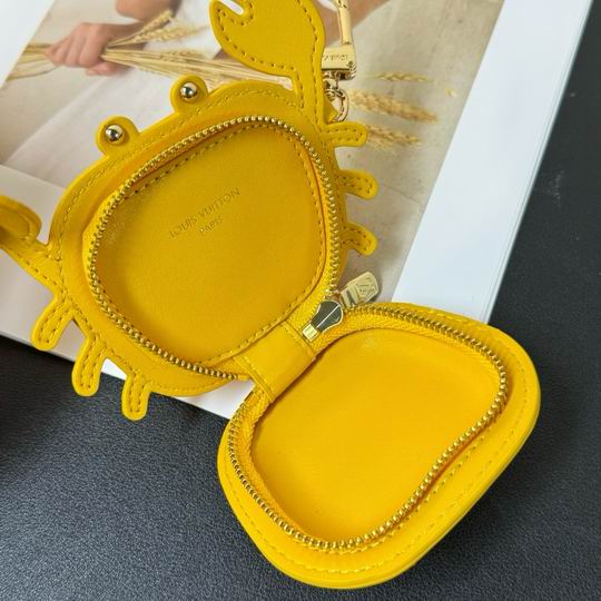 Chaveiro Bag Charm Padrão Monograma Geométrico Amarelo Caranguejo