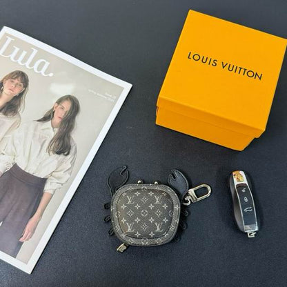 Chaveiro Bolsa Charm Padrão Monograma Geométrico Preto Caranguejo