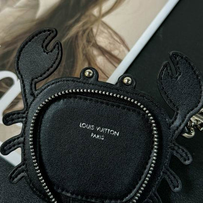 Chaveiro Bolsa Charm Padrão Monograma Geométrico Preto Caranguejo