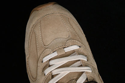 Tênis Runner Retrô Marrom Camurça Detalhes Contrastantes