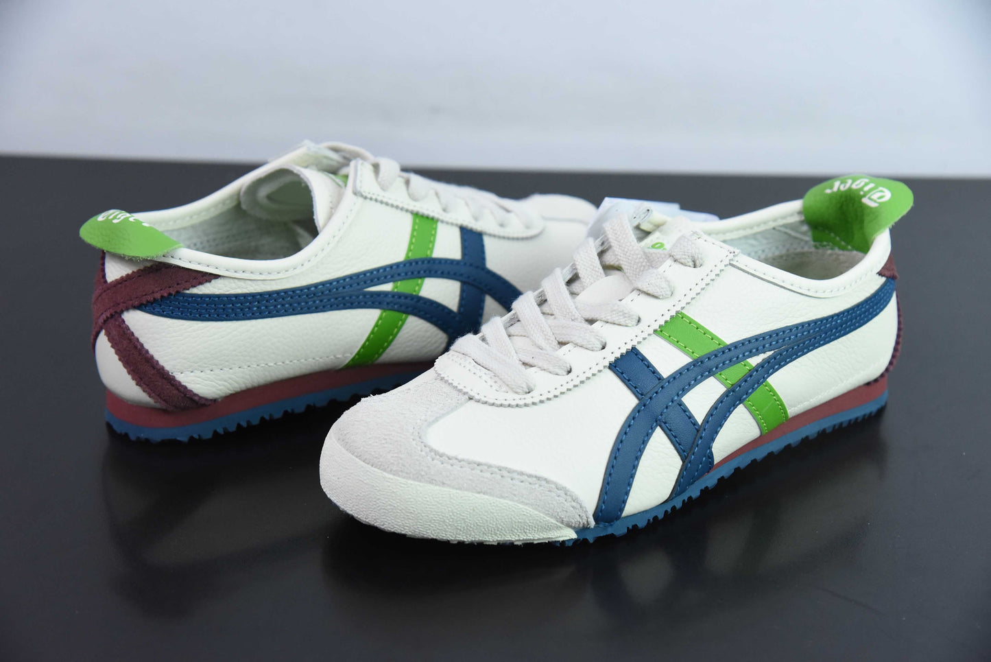 Tênis Couro Vintage Listrado Cinza e Branco